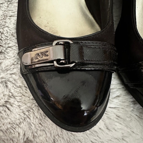 Anne Klein size 10 2” Low Wedge Dress Pump in Black - Picture 5 of 6